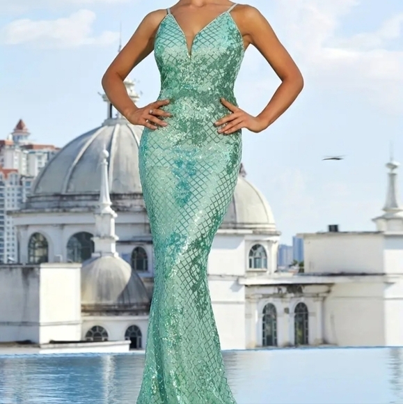 GREEN SEQUINED FORMAL MERMAID GOWN - Picture 2 of 8